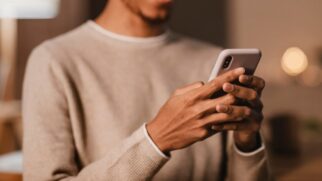 No Android, o processo é feito pelo site oficial de localização do Google