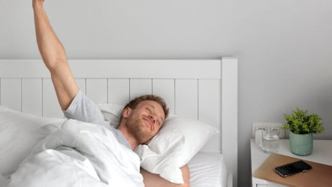 Uma das ligações mais diretas entre a cama arrumada e o bem-estar está no sono. Pesquisas revelam que pessoas que arrumam a cama relatam dormir melhor. E, como se sabe, noites mal dormidas afetam diretamente o humor, a saúde física e a capacidade cognitiva. A chamada "higiene do sono" inclui evitar distrações no quarto como bagunça. Um ambiente visualmente calmo e limpo, segundo o Departamento de Saúde dos EUA, favorece o sono de qualidade.