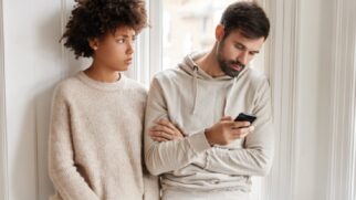 'Phubbing' define a atitude de ignorar uma pessoa próxima para usar o celular