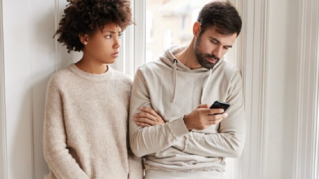 'Phubbing' define a atitude de ignorar uma pessoa próxima para usar o celular