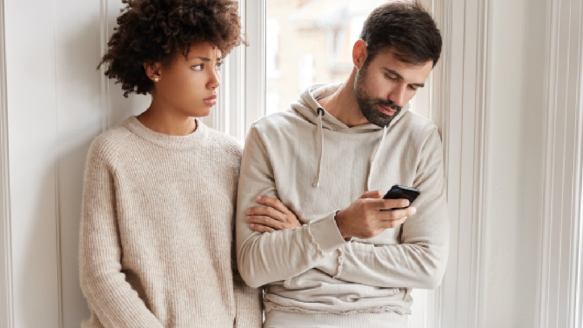 'Phubbing' define a atitude de ignorar uma pessoa próxima para usar o celular