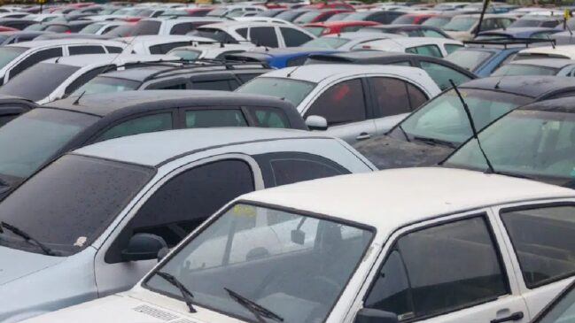 Pregão online começa em 8 de dezembro e inclui automóveis e motocicletas aptos a circular, além de sucatas para reciclagem