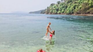 Praia do Laboratório, no Rio, viralizou nas redes sociais por suas águas mornas e transparentes