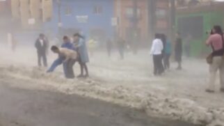 Paulistanos se impressionam com "neve" na cidade