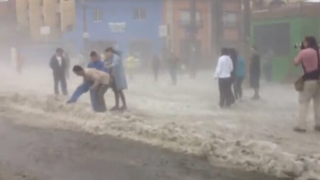 Paulistanos se impressionam com "neve" na cidade