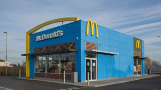 McDonald's nos EUA precisou trocar seu logo dourados e utilizar arcos azuis