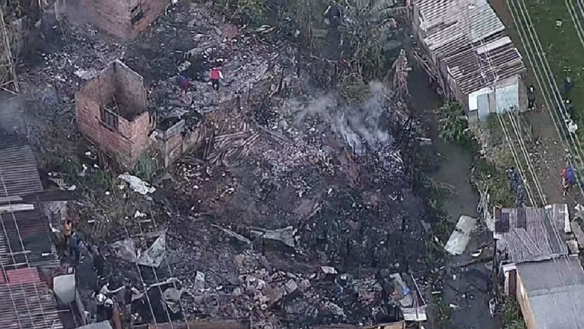 Mais de 10 casas foram atingidas pelo incêndio