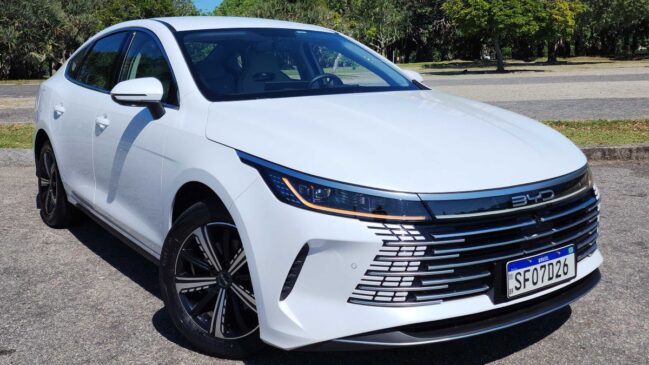 Modelo plug-in importado da China rapidamente tomou o posto de sedã híbrido mais vendido do país