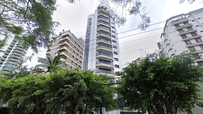 Apartamento de alto padrão tem 5 vagas de garagem e lance mínimo pela metade do valor de mercado