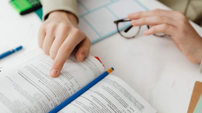 Retomar os padrões de sono e momentos de estudo ajuda a evitar contratempos quando as aulas recomeçam