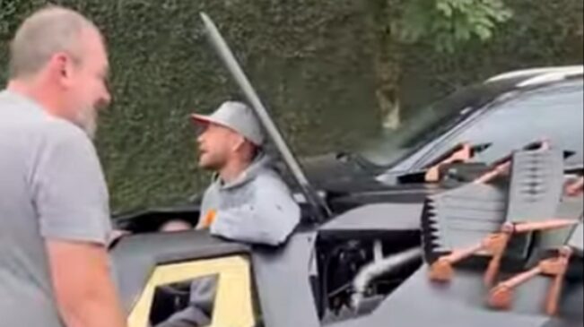 Neymar testa seu Batmóvel; carro não pode rodar em vias públicas