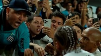 Após uma derrota do Santos no Campeonato Brasileiro, Neymar discutiu com um torcedor nas arquibancadas da Vila Belmiro