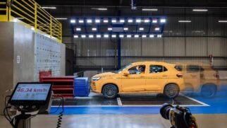 Durante os ensaios, tecnologias aprimoradas monitoram sinais de curto-circuito, fuga térmica e risco de incêndio