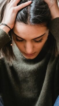 Em longo prazo, esse cultivo de pensamentos pessimistas levam o sujeito a parar de tentar fazer qualquer coisa, o que é sintoma típico da depressão.