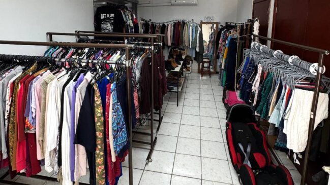 De terça a sexta-feira, das 9h às 16h, o local oferta roupas, calçados, acessórios e brinquedos