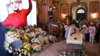 Fãs da artista cantaram "Sinais de Fogo", um dos maiores sucessos da cantora, enquanto aguardavam o início da cerimônia