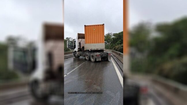 Condutor perdeu o controle da direção e se chocou contra a mureta central