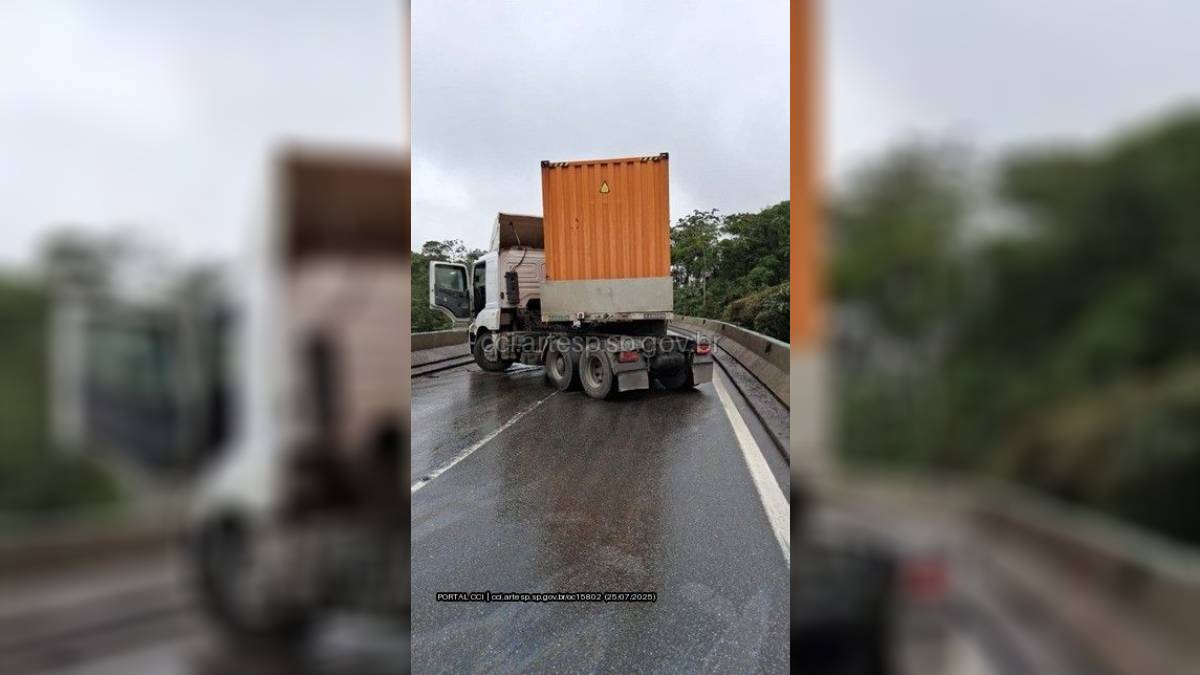 Condutor perdeu o controle da direção e se chocou contra a mureta central