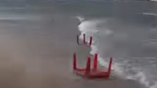 Vídeo que mostra mesas de plástico sendo arrastadas pelo vento até o mar foi feito na Praia da Cocanha