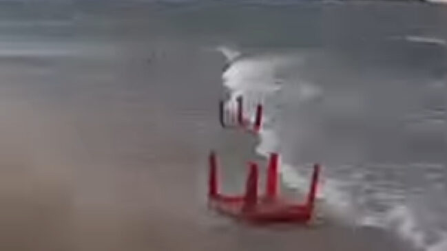 Vídeo que mostra mesas de plástico sendo arrastadas pelo vento até o mar foi feito na Praia da Cocanha