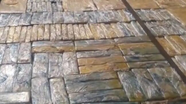 Droga estava escondida em um fundo falso no semi-reboque de um caminhão com placas do Paraguai