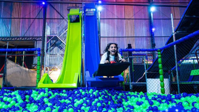 Batizado de Turbo Slide, escorregador tem duas pistas paralelas