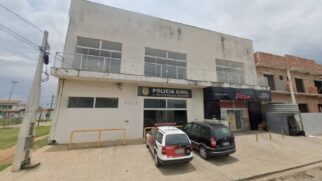 Policiais militares receberam uma denúncia anônima sobre um local em que supostamente ocorria prostituição