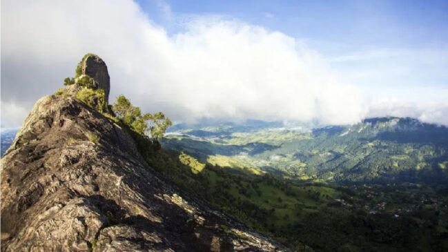 Pedra do Baú é um dos pontos turísticos mais desafiadores do Estado