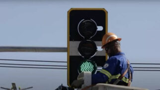 Semáforos inteligentes de SP são identificados pela borda amarela da respectiva moldura