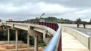 Com 305 metros de extensão e 13 metros de largura, o viaduto recebeu o nome de Francisca Sene