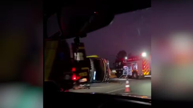 Motorista teria perdido o controle da direção, invadido o canteiro central da rodovia e tombado