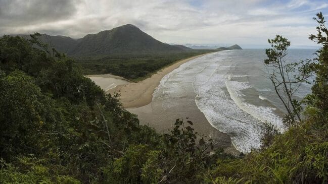 No litoral sul, a cidade de Peruíbe, a apenas duas horas de distância da capital paulista, encanta os turistas com belezas naturais