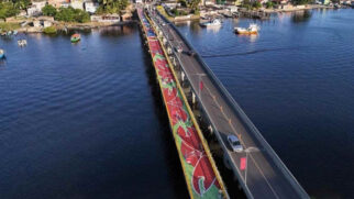 Com desenhos que homenageiam a cultura local, a ponte foi inaugurada em 2024 e custou cerca de R$ 13 milhões