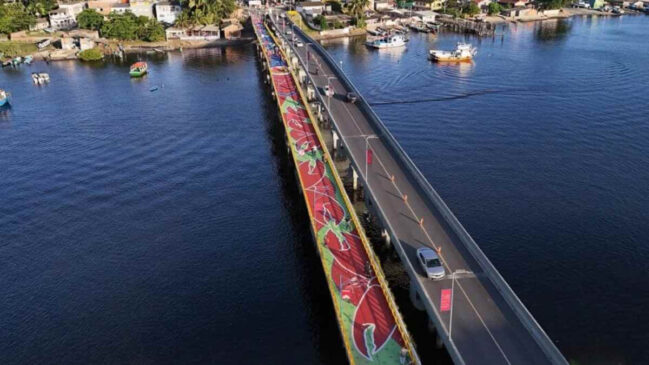 Com desenhos que homenageiam a cultura local, a ponte foi inaugurada em 2024 e custou cerca de R$ 13 milhões