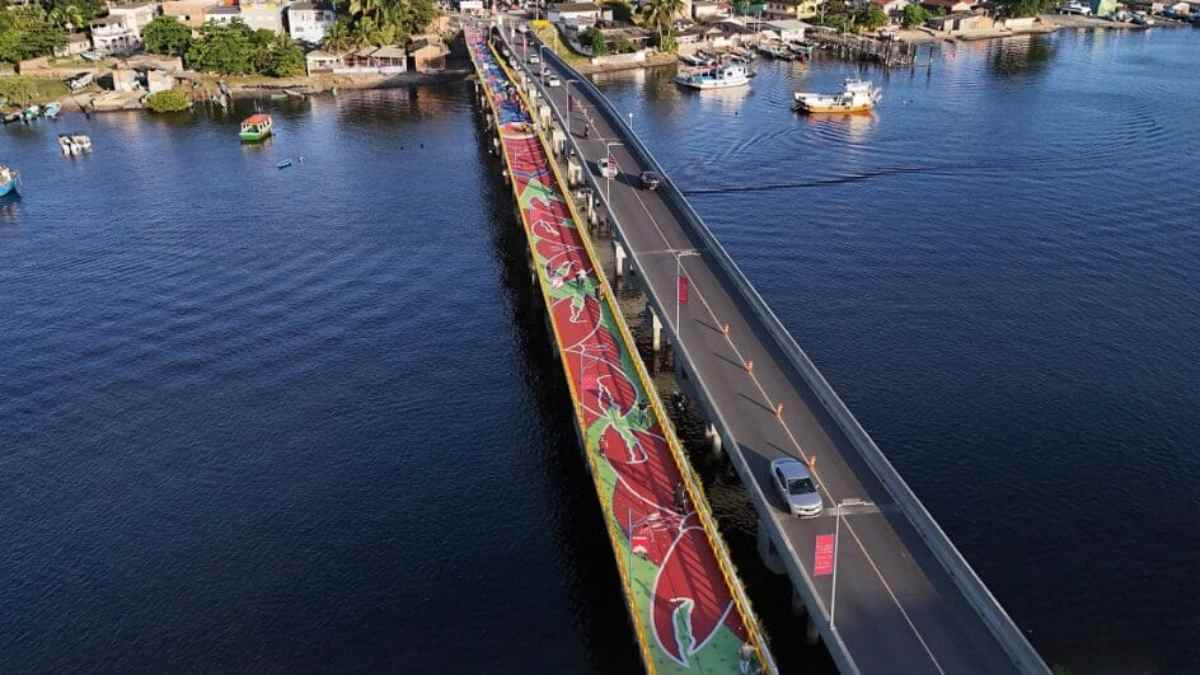 Com desenhos que homenageiam a cultura local, a ponte foi inaugurada em 2024 e custou cerca de R$ 13 milhões