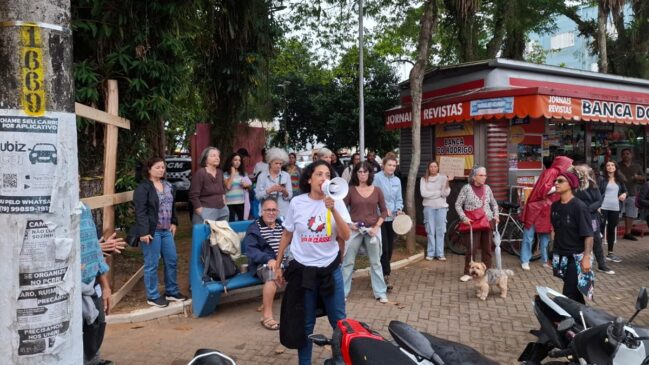 Manifestação contra a construção da parada de ônibus em praça de Ubatuba