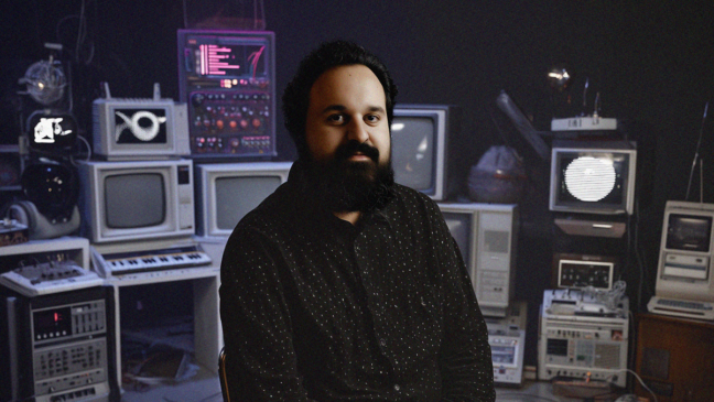 Rev Denis é conhecido por seu trabalho como DJ e sua paixão pela música negra