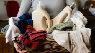 Veja como salvar roupa manchada de água sanitária