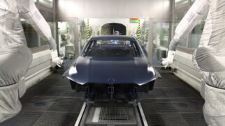Pintura da BMW Série 3 é feita com tecnologia de ponta em Araquari