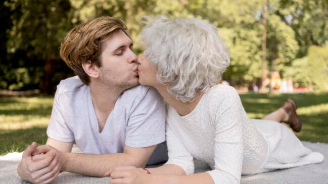Descubra o que significa sonhar que está se relacionando com a mãe, segundo a psicologia