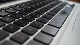 Mesmo com adições, avanços e mudanças, o layout QWERTY permanece dominante