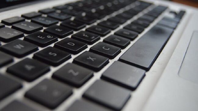 Mesmo com adições, avanços e mudanças, o layout QWERTY permanece dominante