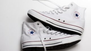 Os Converse All Star são famosos por terem furos na lateral