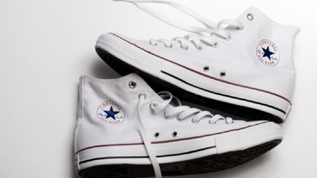 Os Converse All Star são famosos por terem furos na lateral