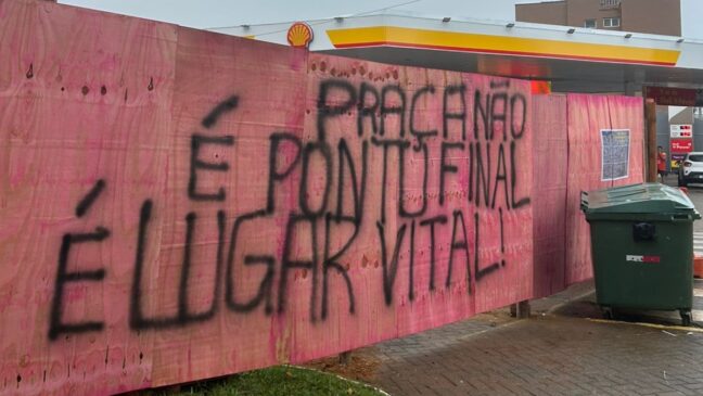 Manifestantes protestaram em praça alvo de polêmica em Ubatuba