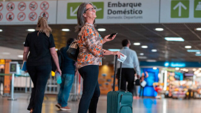 Passagens por R0? Entenda como funciona o Voa Brasil e descubra quem pode embarcar nesse benefício exclusivo.