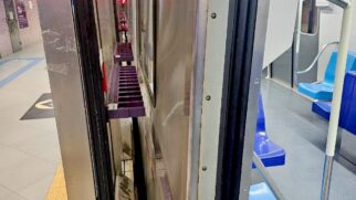 Conhecido como "Gap Fillers", o dispositivo está posicionado no vidro das portas evitando que os passageiros fiquem presos ou parados entre as portas e os trens