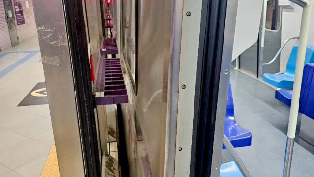 Conhecido como "Gap Fillers", o dispositivo está posicionado no vidro das portas evitando que os passageiros fiquem presos ou parados entre as portas e os trens