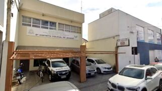 Vítima foi socorrida pelo Samu e entubada na Santa Casa de Jacareí; homem de 66 anos fugiu após o crime e ainda não foi localizado