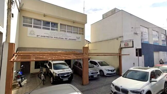 Vítima foi socorrida pelo Samu e entubada na Santa Casa de Jacareí; homem de 66 anos fugiu após o crime e ainda não foi localizado